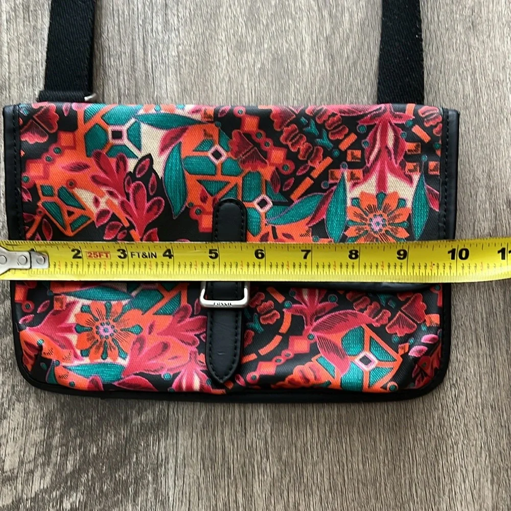 FOSSIL. Cute little crossbody. Perfect for fall. Gentle used condition. 10x6.